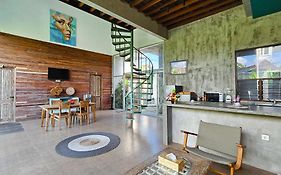 Lj Villa